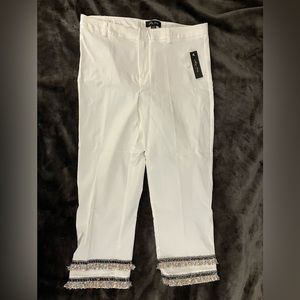 Melissa Paige White Petite Capri’s